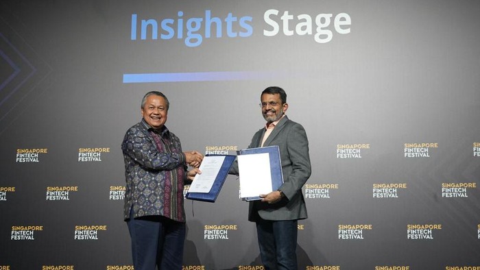 Gubernur BI, Perry Warjiyo dan Managing Director MAS, Ravi Menon meluncurkan interkoneksi pembayaran QR antarnegara secara langsung di Singapore FinTech Festival 2023.