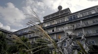 Hotel itu memiliki air mancur indah yang dihiasi patung-patung. Sayangnya, fitur indah itu dibiarkan usang karena kelembapan. Foto: Tangkapan layar Youtube The Proper People