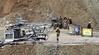 Petugas keamanan berdiri di dekat pintu masuk lokasi terowongan jalan yang runtuh di negara bagian pegunungan Uttarakhand, India, Jumat (17/11/2023).  