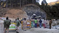 Para teknisi kini sedang mencoba memasukkan pipa baja selebar sekitar 90 sentimeter (hampir tiga kaki) melewati puing-puing -- cukup lebar untuk dilewati oleh orang-orang yang terperangkap.  
