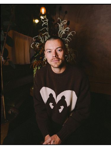 Penampilan terbaru Harry Styles dengan kepala botak.