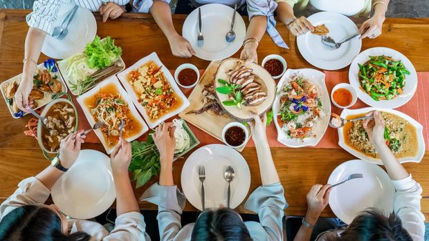 ilustrasi makan bersama di restoran