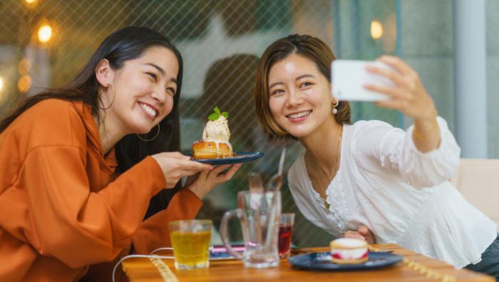 Ilustrasi perempuan dan sahabat makan di kafe