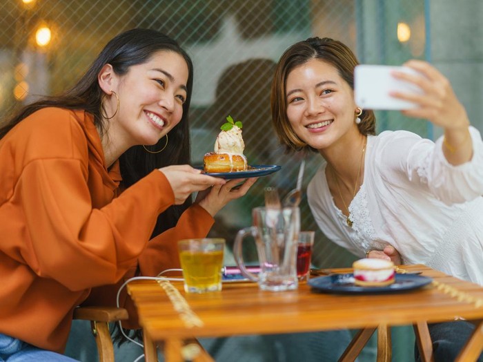 Ilustrasi perempuan dan sahabat makan di kafe