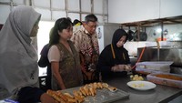 Pemilik Lubna Cake & Bakery, UMKM binaan Yayasan Dharma Bhakti Astra (YDBA) dan PT Pamapersada Nusantara (Pama) melalui Lembaga Pengembangan Bisnis (LPB) Pama Banua Etam, Dewi Yuliana (kiri) tengah menunjukkan proses pembuatan kue di area produksinya ke Sekretaris Pengurus YDBA, Ema Poedjiwati Prasetio (kedua kiri) dan Bendahara Pengurus YDBA, Tarsisius Wijaya (kedua kanan) pekan lalu di Sangatta, Kalimantan Timur. Lubna Cake & Bakery merupakan usaha yang bergerak dalam bidang pengolahan aneka macam kuliner (food & beverage).