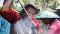 Cerita keberhasilan KWT Tampelas Raya dalam mengolah tanah gambut tanpa membakar telah membawa Theti mempresentasikan upaya yang dilakukan kesejumlah negara di Asia Tenggara dan Eropa dengan pendampingan dari BRGM Indonesia. 