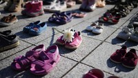 Tampak sebuah bunga diletakan di atas sepatu tersebut. 