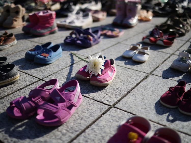 Instalasi Sepatu Simbol Duka Anak-anak Gaza