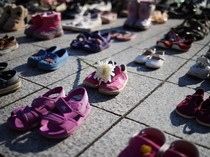 Instalasi Sepatu Simbol Duka Anak-anak Gaza