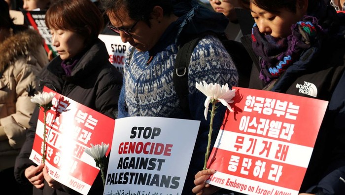 Instalasi Sepatu Simbol Duka Anak-anak Gaza An activist places a floral tribute on a pair of shoes symbolising Palestinians killed, amid the conflict between Israel and Palestinian Islamist group Hamas, during a rally in solidarity of Palestinians in Seoul, South Korea, November 17, 2023. REUTERS/Kim Hong-Ji