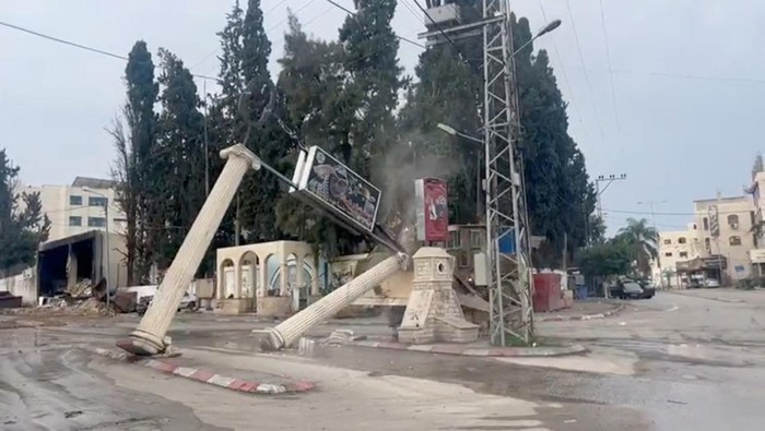 Israel menghancurkan monumen Yasser Arafat di Tulkarem, wilayah pendudukan Tepi Barat. Monumen tersebut dirobohkan dengan buldoser.