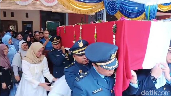 Istri Yuda saat melakukan tradisi brobosan.