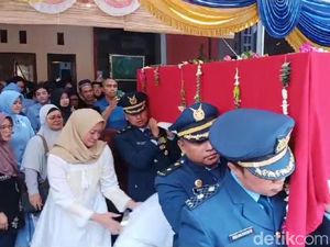 Isak Tangis Warnai Kedatangan Jenazah Yuda Pilot Super Tucano di Magetan