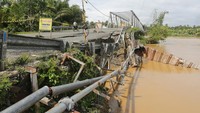 Amblasnya jalan dan erosi disebabkan tingginya intensitas hujan dan meningkatnya debit air sungai krueng Woyla sehingga dapat mengancam keselamatan pengguna jalan.
