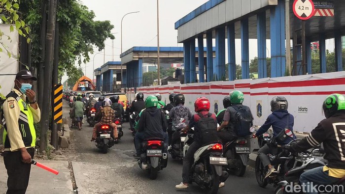 Jalan TB Simatupang arah Pasar Rebo macet. (Muhammad Fardan Kaftaro/detikcom)