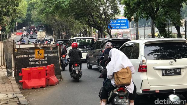 Jalan TB Simatupang arah Pasar Rebo macet. (Muhammad Fardan Kaftaro/detikcom)