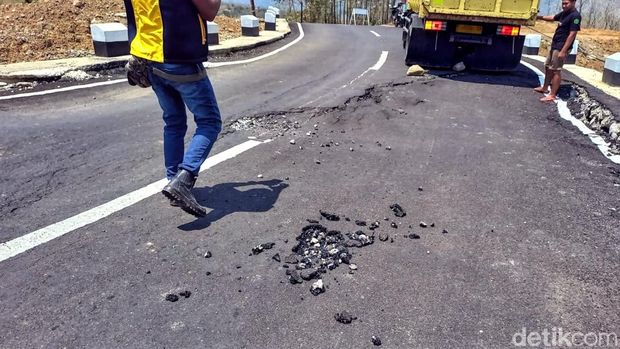 Jalan yang bisa dikupas oleh tangan di Ciemas, Sukabumi