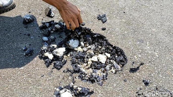 Jalan yang bisa dikupas oleh tangan di Ciemas, Sukabumi