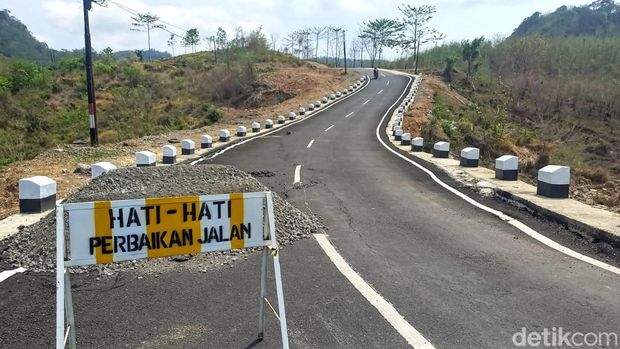 Jalan yang bisa dikupas oleh tangan di Ciemas, Sukabumi