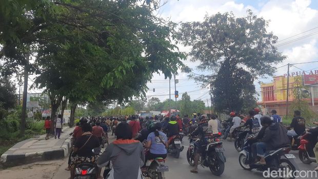 Jasad Sekretaris PKB Alvian Mambrasar dibawa ke Kantor Gubernur Papua Barat.