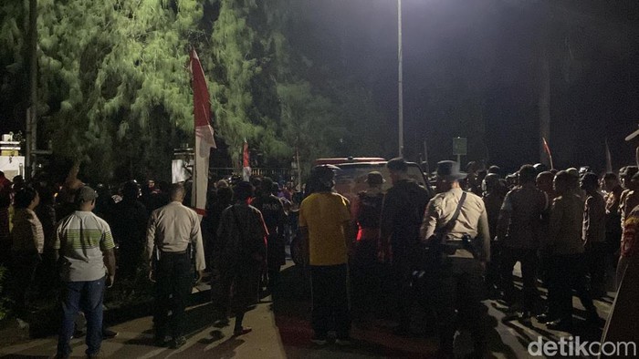 Jasad Sekretaris PKB Alvian Mambrasar dibawa ke Kantor Gubernur Papua Barat.
