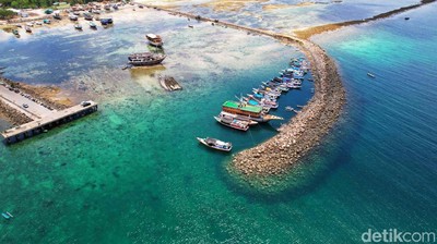 Jejeran Kapal Pinisi di Pantai Indah Tanah Beru