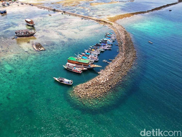 Jejeran Kapal Pinisi di Pantai Indah Tanah Beru