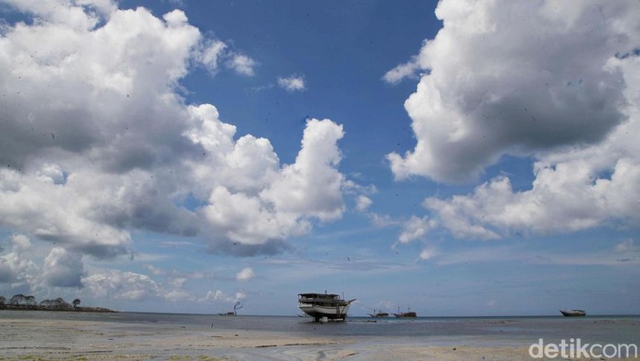 Jejeran Kapal Pinisi di Pantai Indah Tanah Beru Selain sebagai salah satu pusat pembuatan kapal pinisi, Tanah Beru di Bulukumba, Sulsel, juga punya pantai yang indah. Kapal-kapal pinisi berjejer di sana.