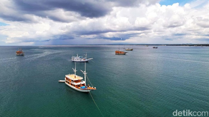 Jejeran Kapal Pinisi di Pantai Indah Tanah Beru Selain sebagai salah satu pusat pembuatan kapal pinisi, Tanah Beru di Bulukumba, Sulsel, juga punya pantai yang indah. Kapal-kapal pinisi berjejer di sana.