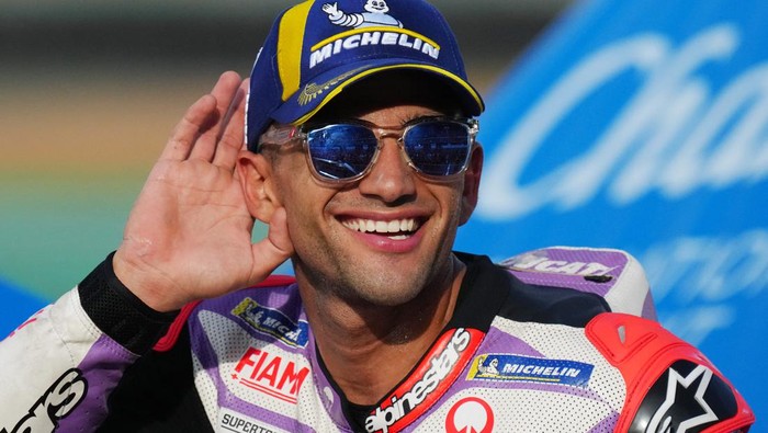 MotoGP - Thailand Grand Prix - Chang International Circuit, Buriram, Thailand - October 29, 2023 Prima Pramac Racings Jorge Martin celebrates on the podium after winning the MotoGP REUTERS/Athit Perawonmetha