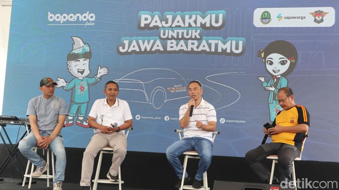 Kabid Perencanaan dan Pengembangan Bapenda Jabar Dedi Mulyadi (memegang mic) saat memaparkan target Bapenda di GIIAS 2023 Bandung.