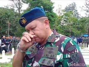 Tangis Kadispen AU Pecah di Pemakaman Siswanya yang Cemerlang