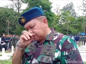 Tangis Kadispen AU Pecah di Pemakaman Siswanya yang Cemerlang