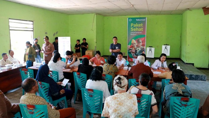Memperingati Hari Pahlawan, Grup RS Siloam bekerja sama dengan Telkomsel dan Benih Baik mengadakan Program Bantuan Medical Check Up gratis bagi para veteran.
