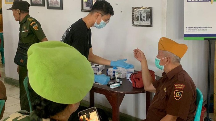Memperingati Hari Pahlawan, Grup RS Siloam bekerja sama dengan Telkomsel dan Benih Baik mengadakan Program Bantuan Medical Check Up gratis bagi para veteran.