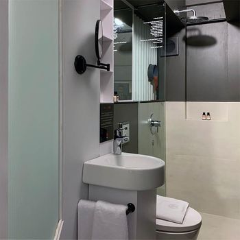 Kamar mandi PituRooms/via PituRooms