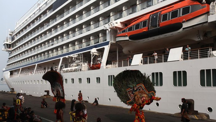 Kapal pesiar Viking Orion singgah di Surabaya Sejumlah seniman reog menyambut kedatangan kapal pesiar Viking Orion di Dermaga Jamrud Utara, Pelabuhan Tanjung Perak, Surabaya, Jawa Timur, Jumat (17/11/2023). Kapal pesiar berbendera Norwegia tersebut memiliki 464 orang kru kapal dan membawa 867 wisatawan dari berbagai negara yang akan mengunjungi sejumlah tempat wisata di Surabaya. ANTARA FOTO/Didik Suhartono/tom.