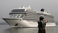 Kapal pesiar Viking Orion bersiap untuk bersandar di Dermaga Jamrud Utara, Pelabuhan Tanjung Perak, Surabaya, Jawa Timur, Jumat (17/11/2023).  