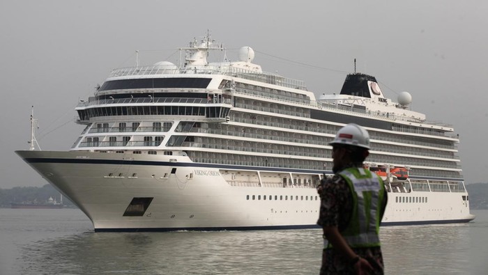 Kapal pesiar Viking Orion singgah di Surabaya Sejumlah seniman reog menyambut kedatangan kapal pesiar Viking Orion di Dermaga Jamrud Utara, Pelabuhan Tanjung Perak, Surabaya, Jawa Timur, Jumat (17/11/2023). Kapal pesiar berbendera Norwegia tersebut memiliki 464 orang kru kapal dan membawa 867 wisatawan dari berbagai negara yang akan mengunjungi sejumlah tempat wisata di Surabaya. ANTARA FOTO/Didik Suhartono/tom.