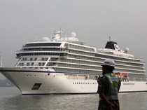 Penampakan Kapal Pesiar Viking Orion Singgah di Surabaya