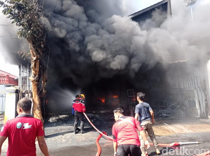 kebakaran toko perabotan di ponorogo