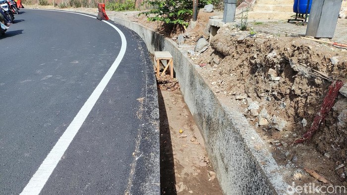 Selokan yang belum ditutup di jalur Jogja-Wonosari, Patuk, Gunungkidul. Di sana 2 warga Jakarta nyemplung ke selokan.