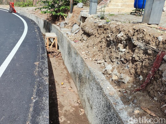 Selokan yang belum ditutup di jalur Jogja-Wonosari, Patuk, Gunungkidul. Di sana 2 warga Jakarta nyemplung ke selokan.