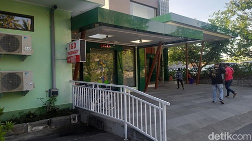 Suasana di RS Balimed Karangasem lokasi tiga korban lakalantas minibus yang mengalami rem blong dirawat secara intensif Jumat (17/11/2023). (I Wayan Selamat Juniasa)