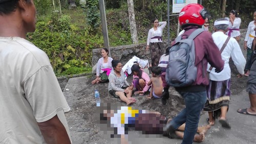 Korban kecelakaan maut di Banjar Dinas Sigar, Desa Nongan, Kecamatan Rendang, Kabupaten Karangasem, Bali, Kamis (16/11/2023). Enam pemedek tewas akibat kecelakaan itu.