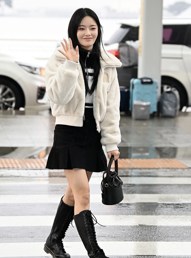 Penampilan Keena FIFTY FIFTY sontak menjadi perbincangan di forum komunitas Korea. Tak sedikit netizen yang salah fokus menyorot kecantikannya dengan warna rambut hitam. Selama ini, sang rapper identik dengan warna rambut pirang. Seperti yang terlihat dalam video klip lagu ‘Cupid’. Foto: dok. Instagram @keena_fiftyfifty