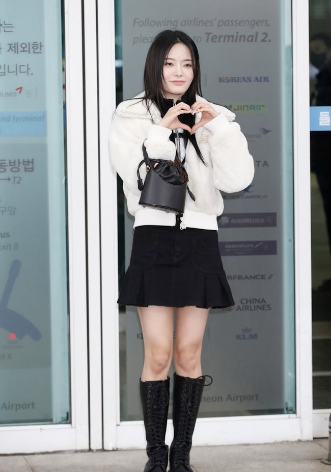 Di tengah cuaca dingin, Keena FIFTY FIFTY tampil memakai tracksuit dan mini skirt berwarna hitam. Dilapisi dengan fluffy cropped jumper dari koleksi NBA Style Korea. Untuk sepatunya, stylist Keena memadukan ankle boots yang senada. Foto: dok. Instagram @keena_fiftyfifty