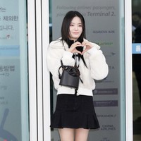 Di tengah cuaca dingin, Keena FIFTY FIFTY tampil memakai tracksuit dan mini skirt berwarna hitam. Dilapisi dengan fluffy cropped jumper dari koleksi NBA Style Korea. Untuk sepatunya, stylist Keena memadukan ankle boots yang senada. Foto: dok. Instagram @keena_fiftyfifty