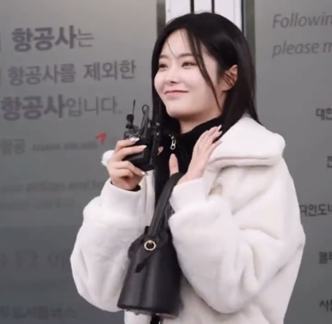 “Ini benar-benar suatu kehormatan. Aku akan pergi dan kembali dalam keadaan sehat.” “HUNNIES (sebutan penggemar grup KPop FIFTY FIFTY), aku benar-benar merindukan kalian. Aku akan bekerja keras dan kembali. Mari bertemu secepatnya. Aku menyayangimu,” ucap Keena, menyapa awak media sebelum penerbangannya. Foto: dok. Instagram @keena_fiftyfifty