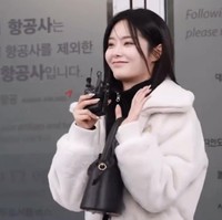 “Ini benar-benar suatu kehormatan. Aku akan pergi dan kembali dalam keadaan sehat.” “HUNNIES (sebutan penggemar grup KPop FIFTY FIFTY), aku benar-benar merindukan kalian. Aku akan bekerja keras dan kembali. Mari bertemu secepatnya. Aku menyayangimu,” ucap Keena, menyapa awak media sebelum penerbangannya. Foto: dok. Instagram @keena_fiftyfifty